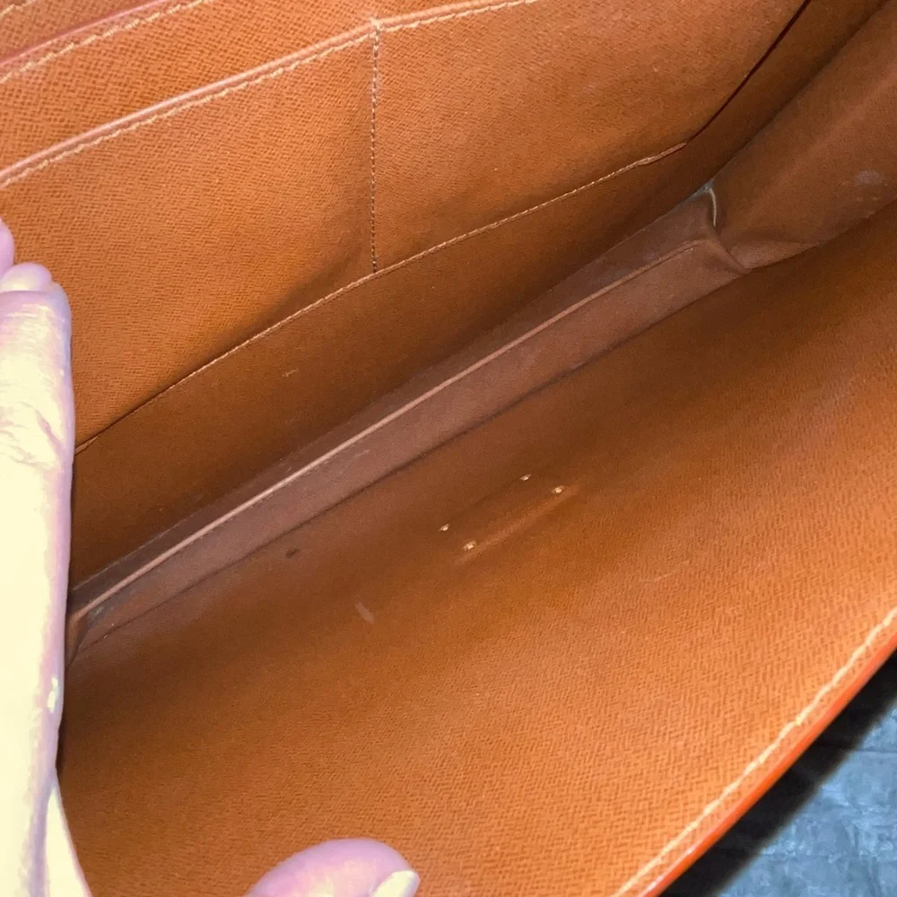 Louis Vuitton Preloved Epi leather briefcase needs some attention good condition